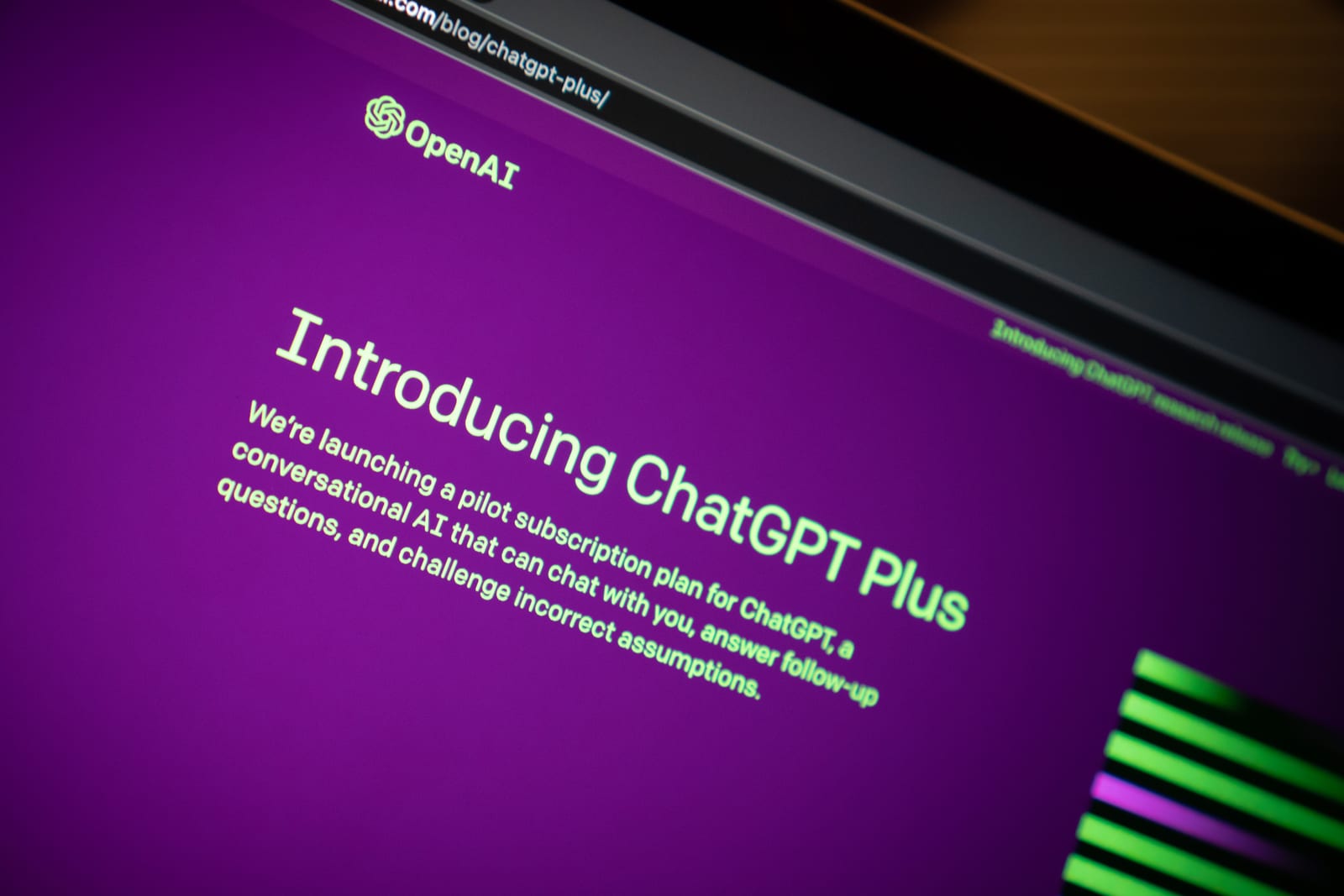 Close-up van een scherm met de OpenAI-aankondiging Introducing ChatGPT Plus.