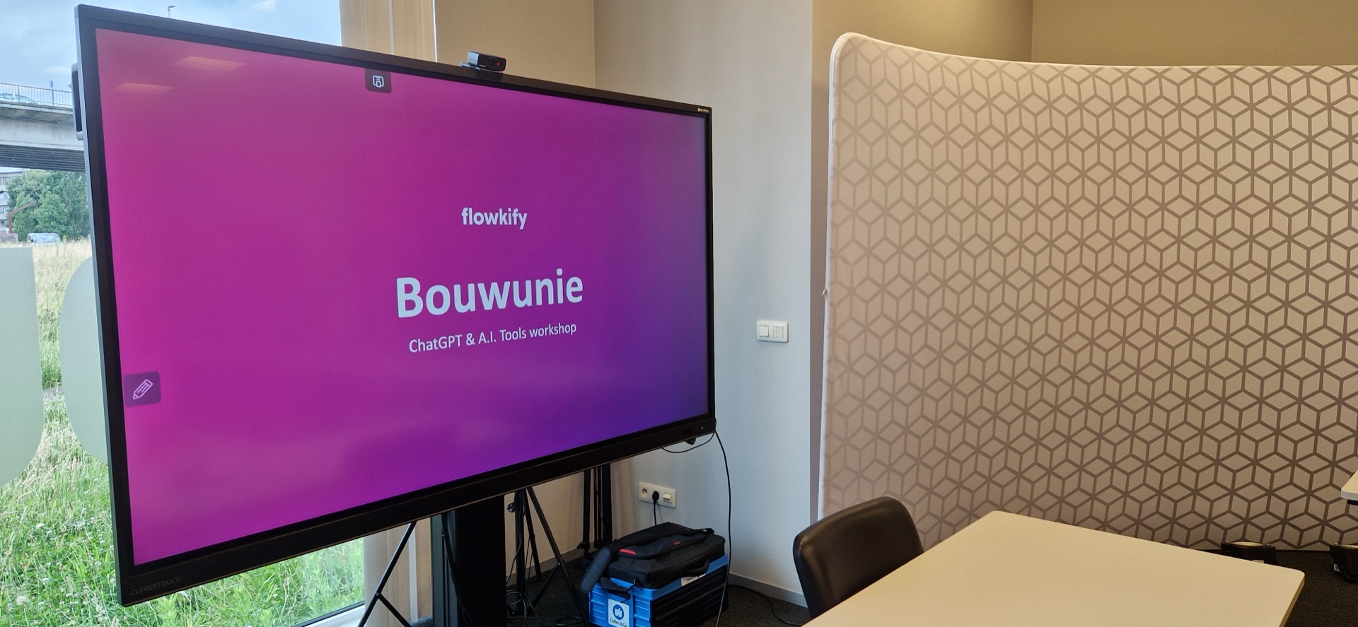 Groot scherm met de titelslide van de ChatGPT-workshop bij Bouwunie.