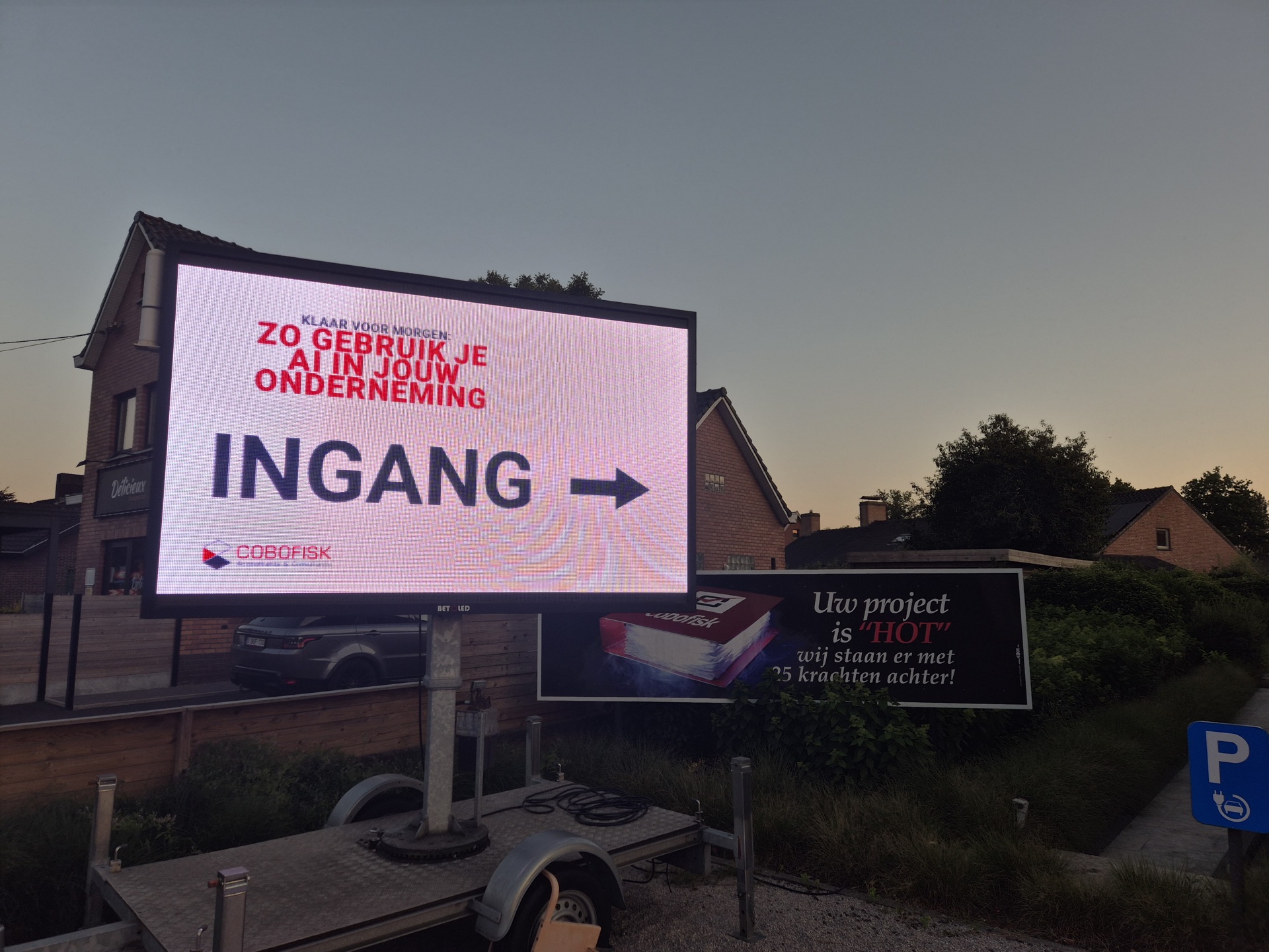 LED-scherm langs de weg dat bezoekers naar het Cobofisk-event leidt.