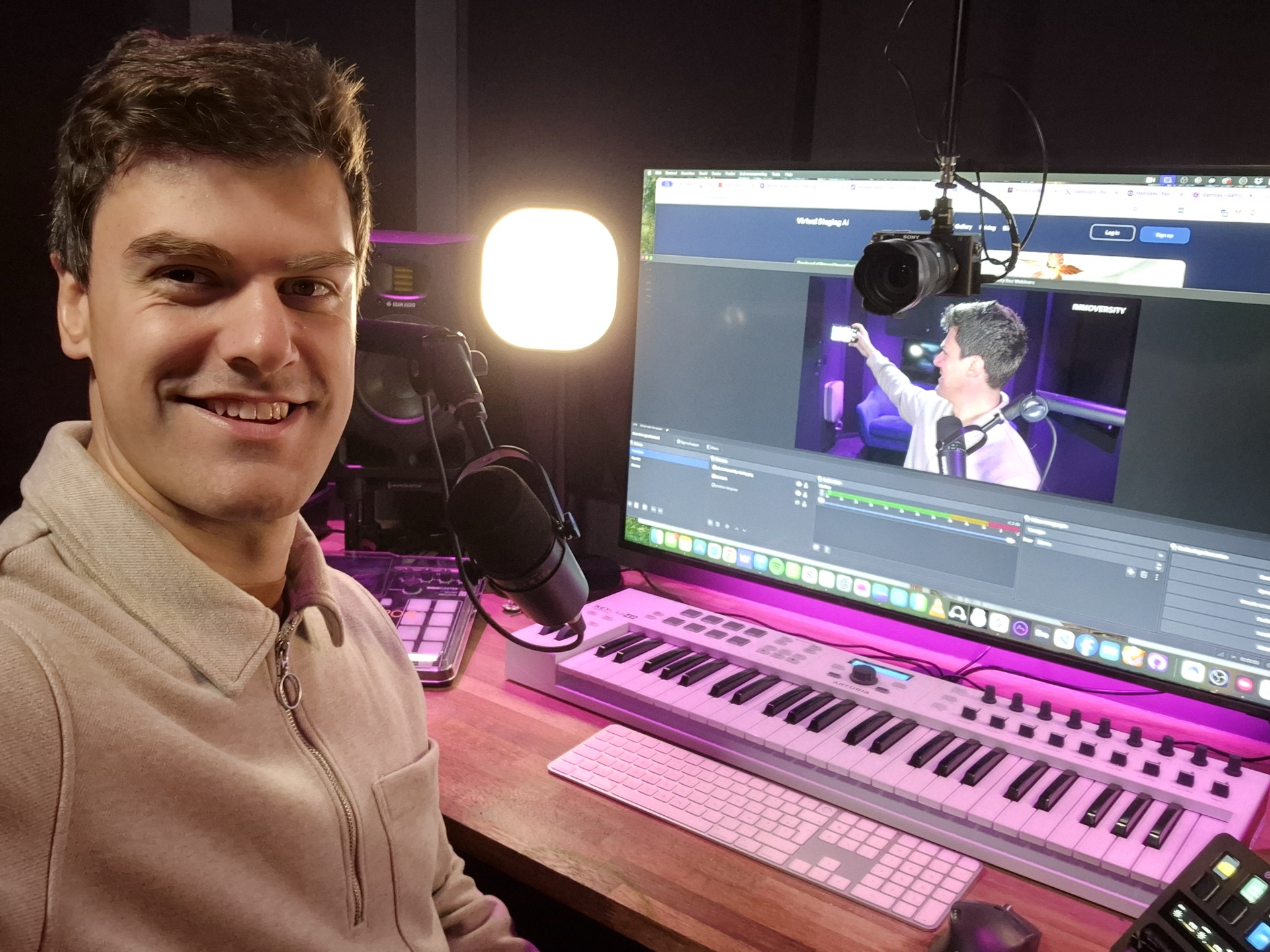 Opnamestudio met micro en camera, op het scherm de montage van het webinar.