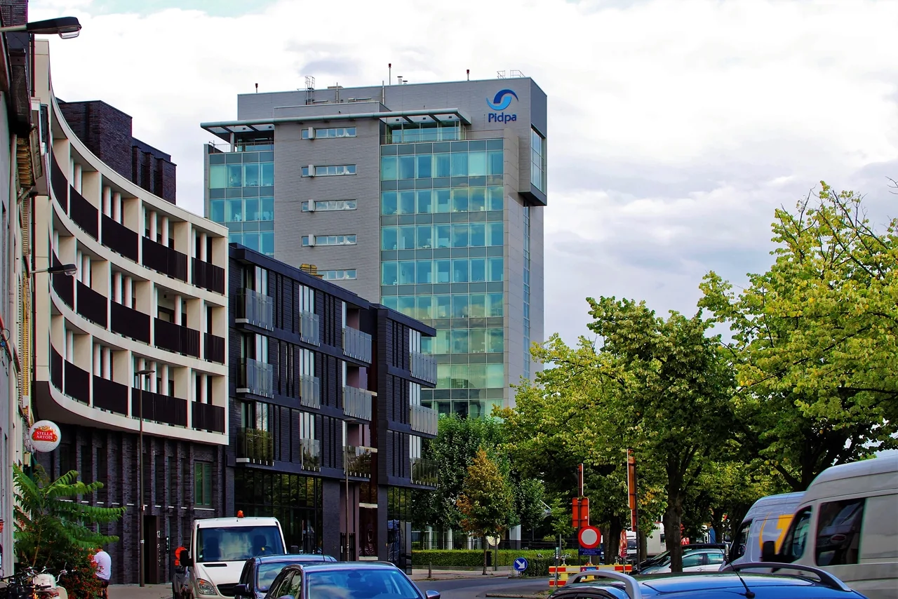 De kantoortoren van Pidpa boven de omliggende gebouwen.