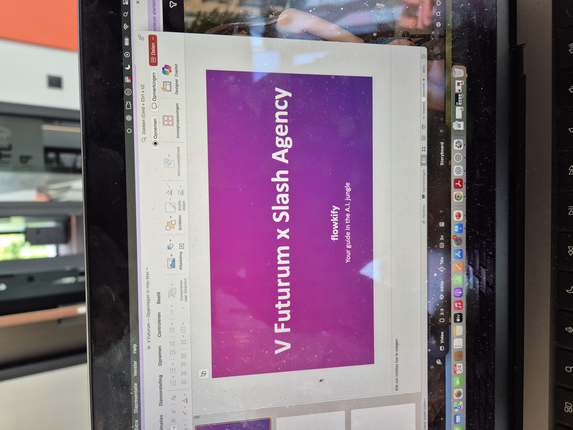Laptopscherm met de titelslide van de sessie voor Slash Agency.