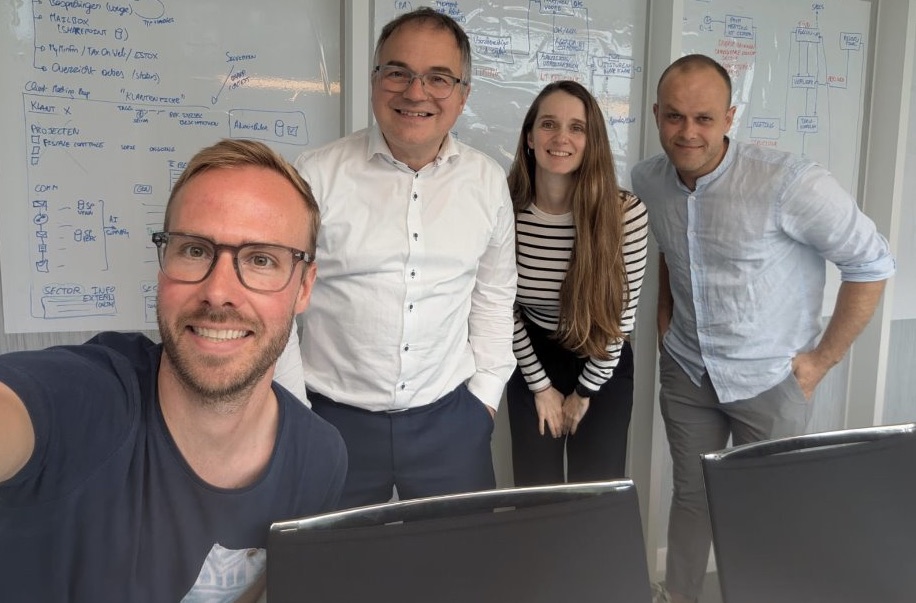 Vier mensen voor een whiteboard met de uitgetekende opportuniteiten.