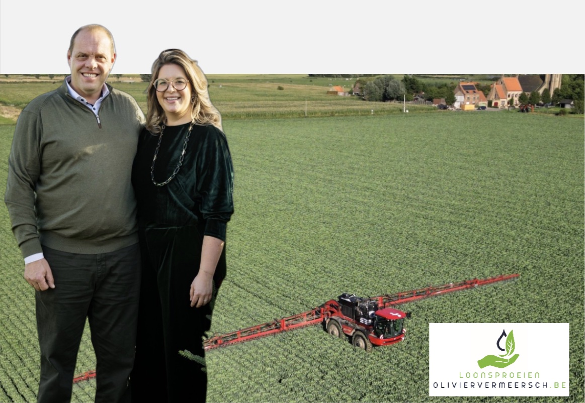 De zaakvoerders van Verlimac boven een veld met een sproeimachine.