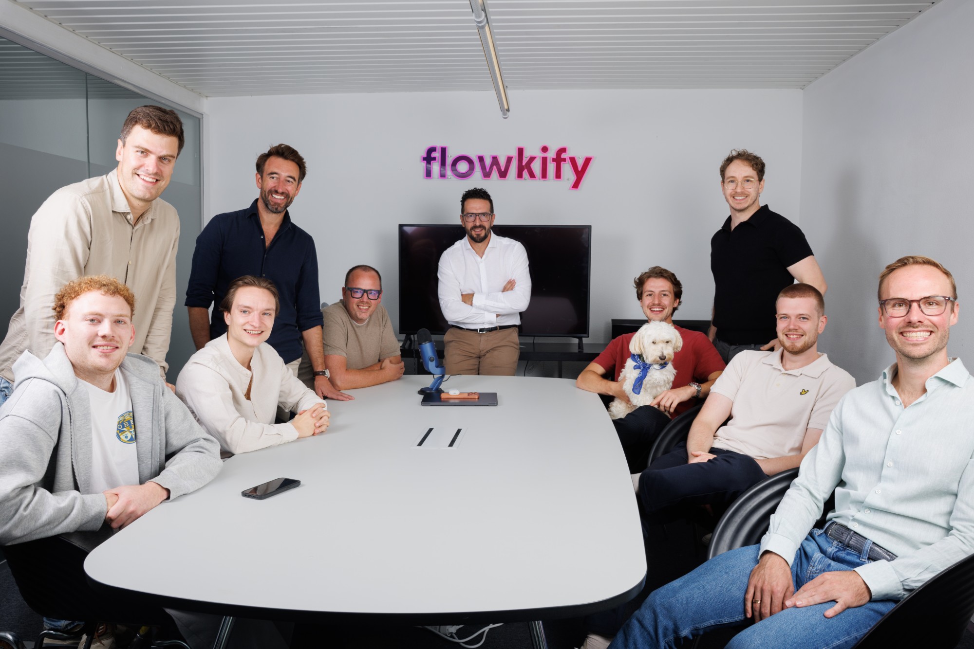 Het Flowkify-team rond de vergadertafel op kantoor.