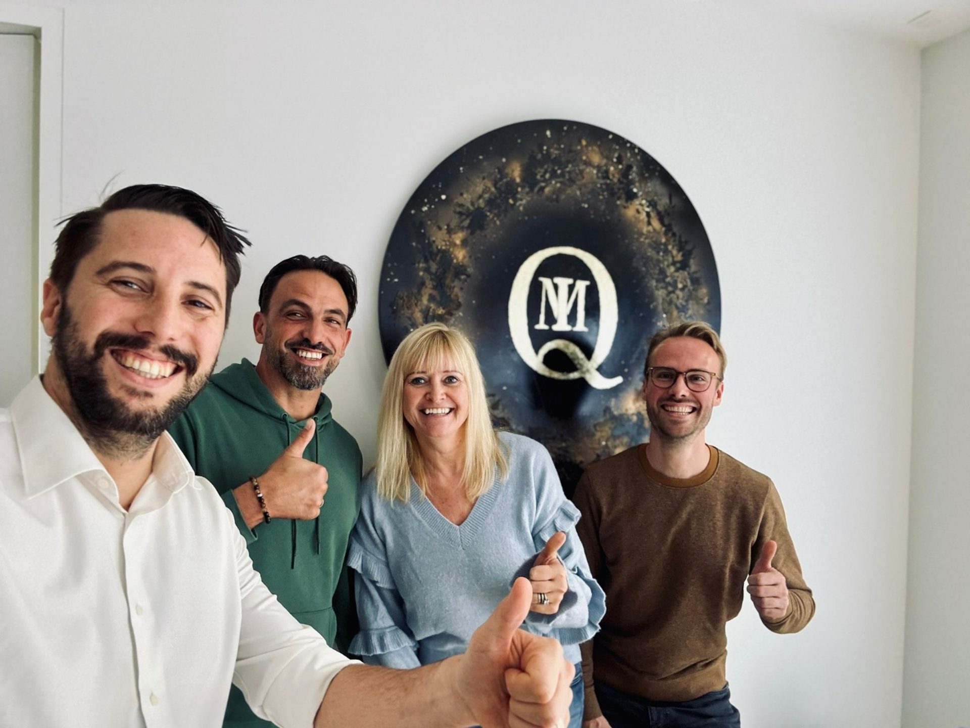 Deelnemers werken samen aan een oefening tijdens een Flowkify-workshop